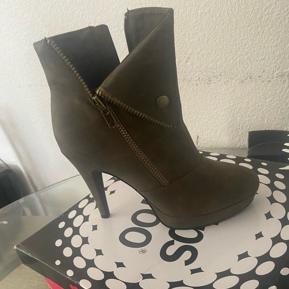 Platform bootie brand new
